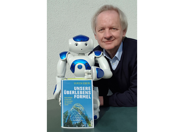 Ulrich Eberl mit aktuellem Buch und Roboter Nao