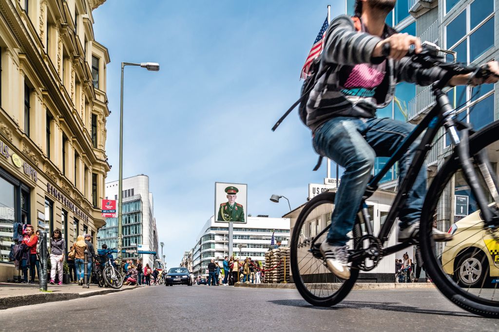 Friedrichshain-Kreuzberg: Radfahrer am Checkpoint Charly, Berlin