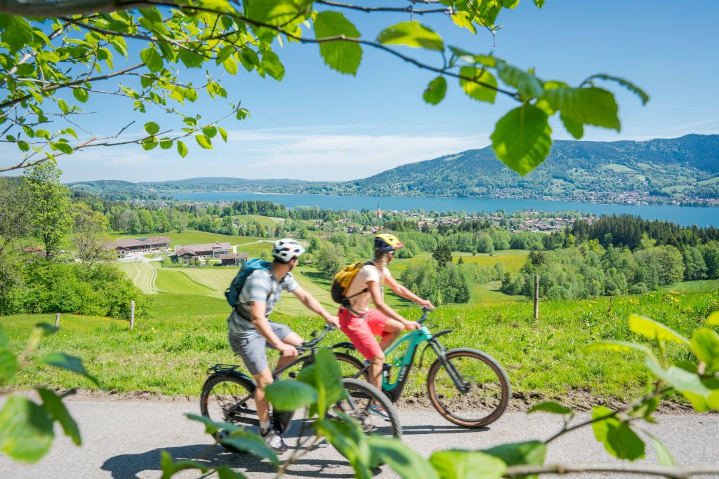 Der Bodensee-Königsee-Radweg führt durch Gmund am Tegernsee