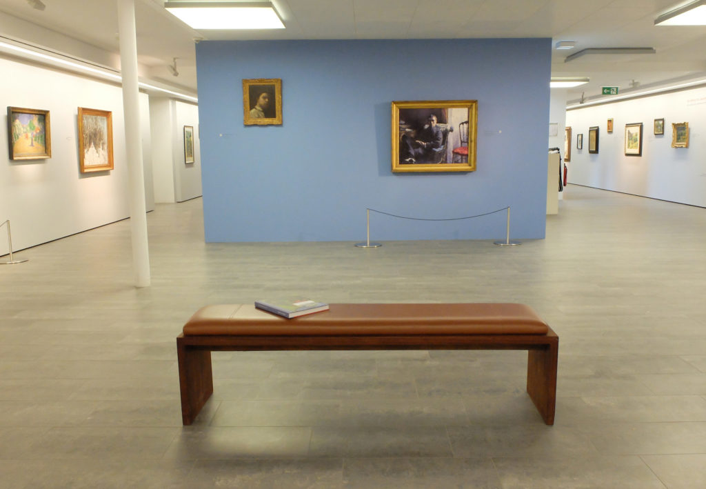 Vor der "Blauen Wand" steht dads Podium für die ausstellungsbegleitenden Face-to-Face-Gespräche