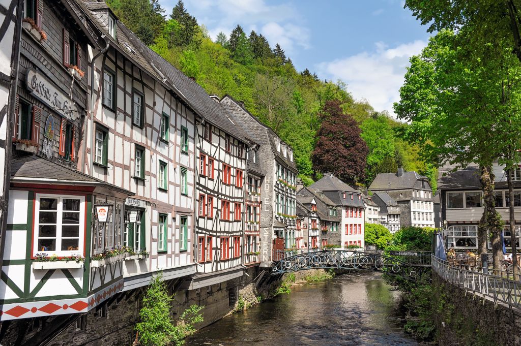 Monschau: Fachwerkhaeuser an der Rur mit Eisernem Steg, Eifel