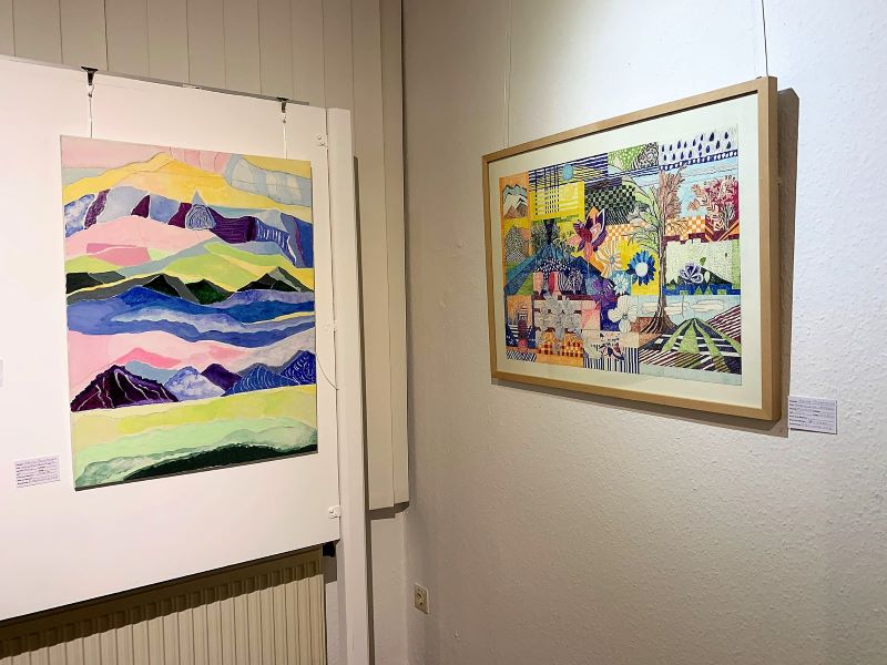 Die Wechselwirkung der Acryl- und Finelinerbildern von Sabine Sagermann wird im Ausstellungsraum deutlich.