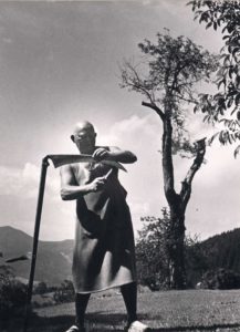 Der Maler Olaf Gulbransson im Garten des Schererhofs