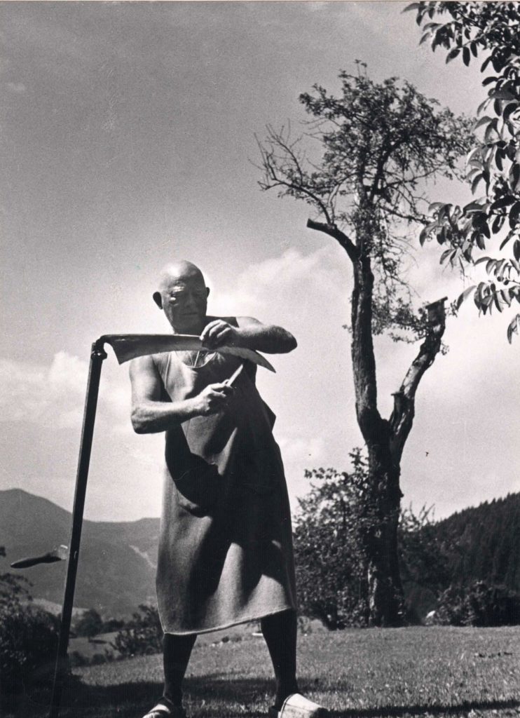Der Maler Olaf Gulbransson im Garten des Schererhofs 