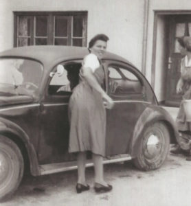 Totengräberin Rosa Wegscheider und ihr erster Leichenwagen