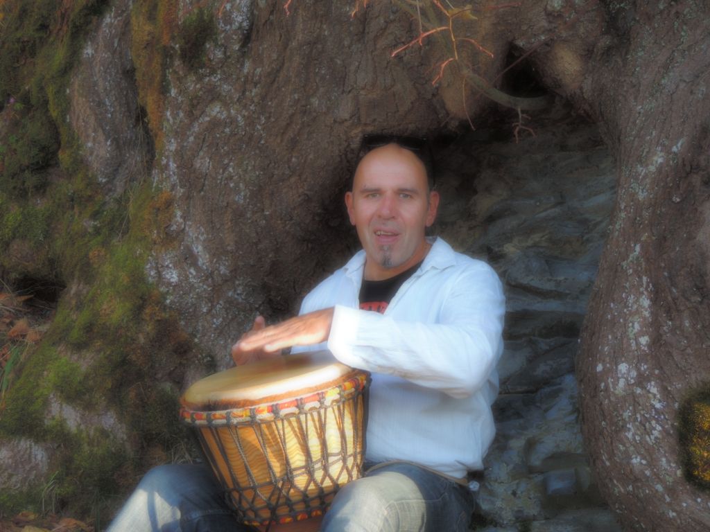 Alex Aziz Tchelebi gibt Trommel- und Ukulele-Kurse