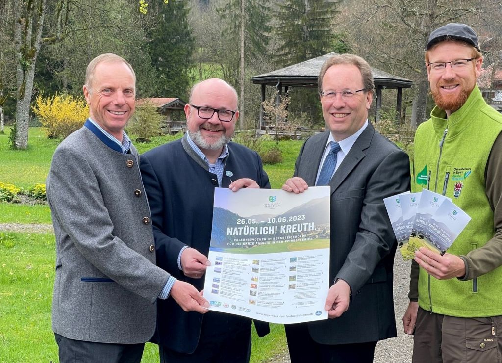 Präsentieren stolz Plakat und Programmflyer: Andreas Kimpfbeck (Tourist-Information Kreuth), Christian Kausch (Geschäftsführer TTT), Bürgermeister Josef Bierschneider, Gebietsbetreuer Florian Bossert (v.l.)