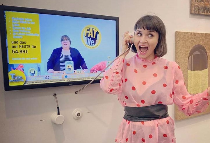 Den Begriff "Bodyshaming" thematisiert Veronika Merklein in ihrer Videoperformance