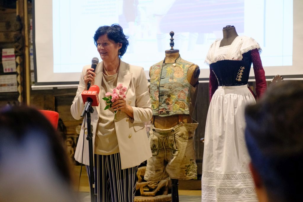 Verena Wolf präsentiert ausgewählte Stücke der Miesbacher Tracht
