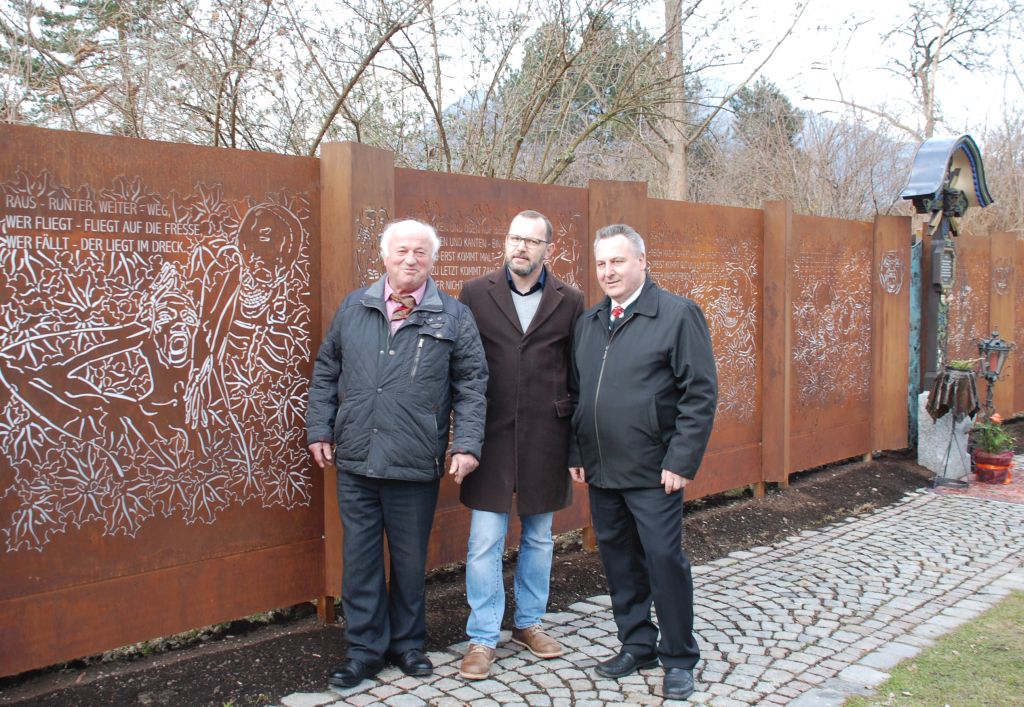 Hans Guggenberger, Markus Thurner und Martin Reiter bei der Eröffnung des ersten Totentanzzyklus