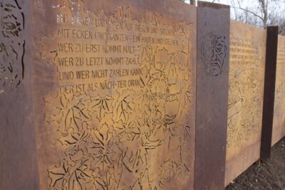 Totentanz von Markus Thurner - beide Teile bestehen aus jeweils 10 Cortenstahltafeln