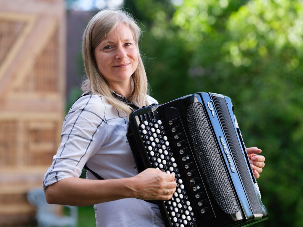 Jana Bezpalcova begleitet das Literaturcafé musikalisch