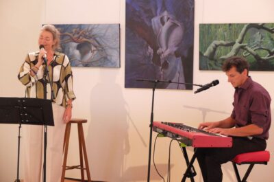 Sängerin Yvonne Fontane wird bei der Eröffnung vom RAUMdurchKUNST am Keyboard begleitet