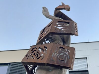 Markus Thurners Skulptur "Sophia in den Rosen" steht in einer neuen Wohnanlage in Schwaz