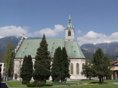 Die Schwazer Pfarrkirche ist die größte gotische Hallenkirche und wegen ihrer vier Schiffe eine architektonische Besonderheit. Für die Planung verpflichteten die Schwazer den Münchner Baumeister und Bildhauer Erasmus Grasser.