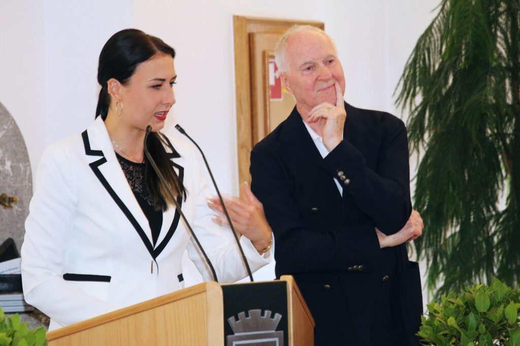 Bürgermeisterin Viktoria Weber und Autor Peter Hörhager
