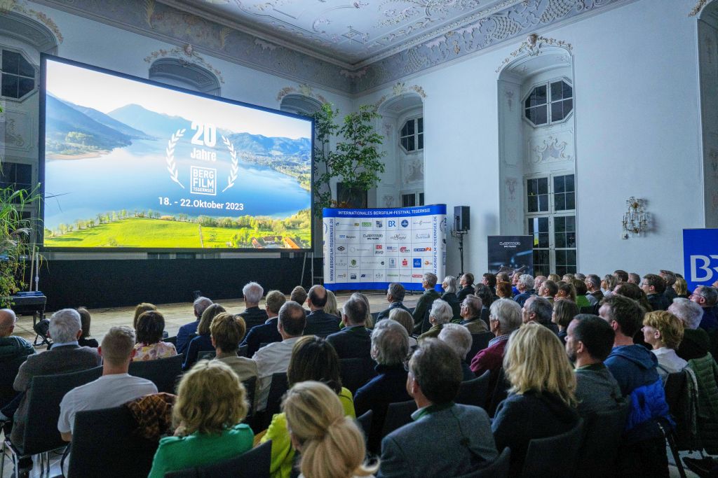 Voll besetzter Barocksaal bei der Eröffnung des 20. Internationalen Bergfilm Festival Tegernsee 2023