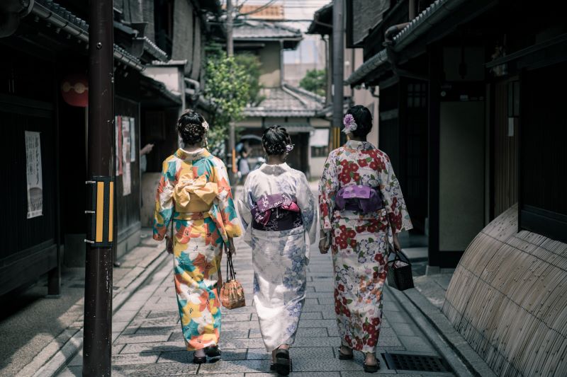 @Satoshi Hirayama: https://www.pexels.com/de-de/foto/drei-geisha-die-zwischen-gebauden-gehen-1325837/
