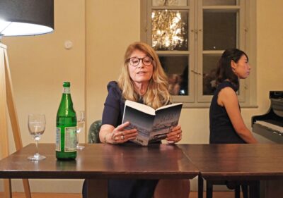 Hanna von Felitzsch im Stielerhaus mit ihrem Griechenlandkrimi