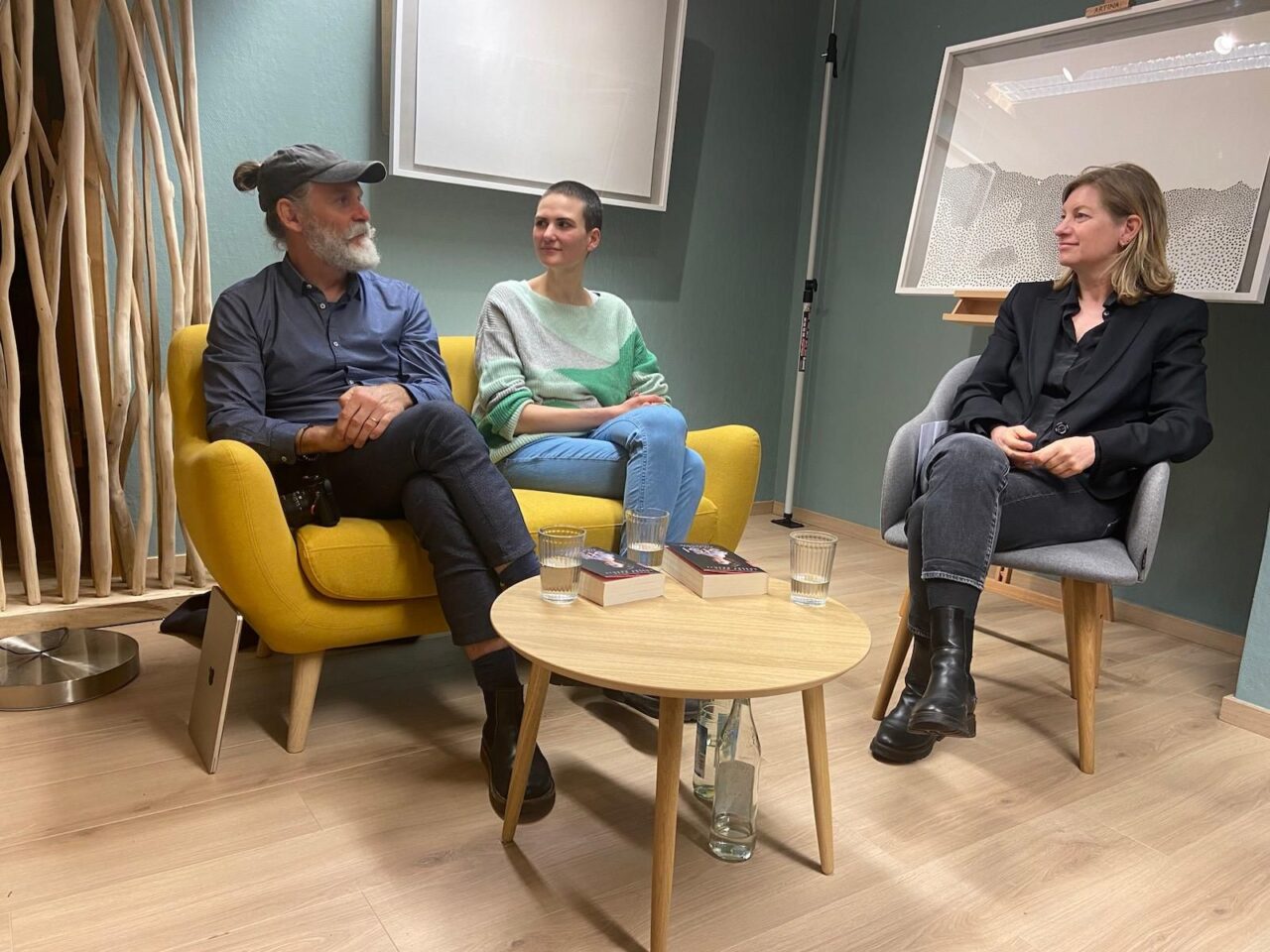 Autorenduo Robert Krause und Elena hell mit Ines Wagner als Moderatorin der Lesung