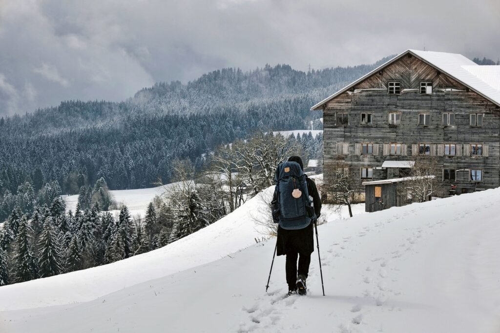 Auf dem Weg zum Pfänder stapfen die Pilgernden durch den Schnee
