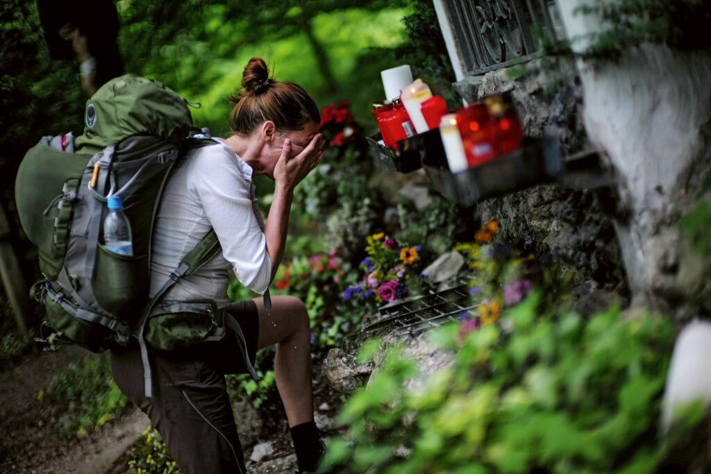 Autorin Sandra Freudenberg legt beim Pilgern eine Rast ein - an einem Quellheiligtum