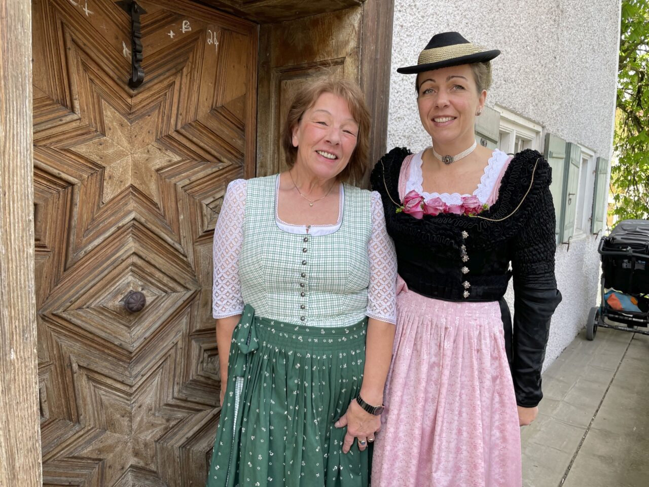 Maria Prenzel, Vorsitzende der Heimatfreunde Gmund, und Nicole Mahler bei der Heueröffnung