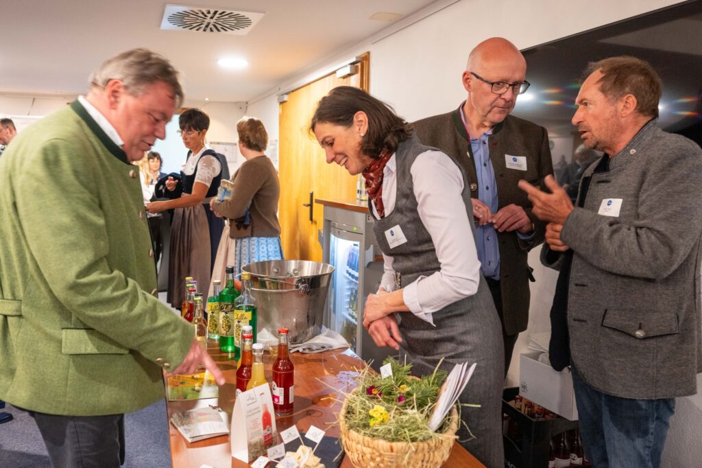 Netzwerken beim Tag des Tourismus - hier: Naturkäserei