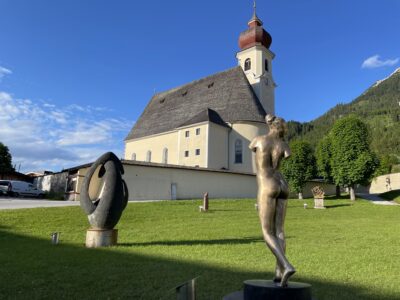Skulpturenwiese vor dem "Alten Widum" in Achenkirch mit Werken von Bildhauern dies- und jenseits des Achenpasses