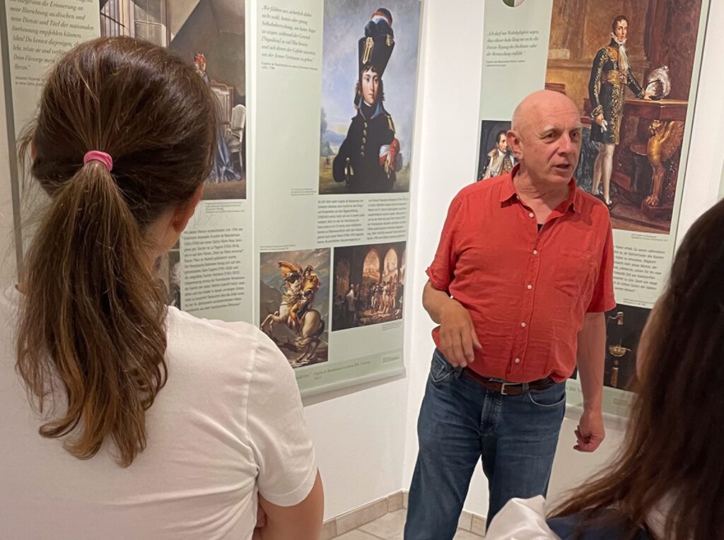 Museumsleiter Edmund Schimeta bei der Führung durch die Ausstellung