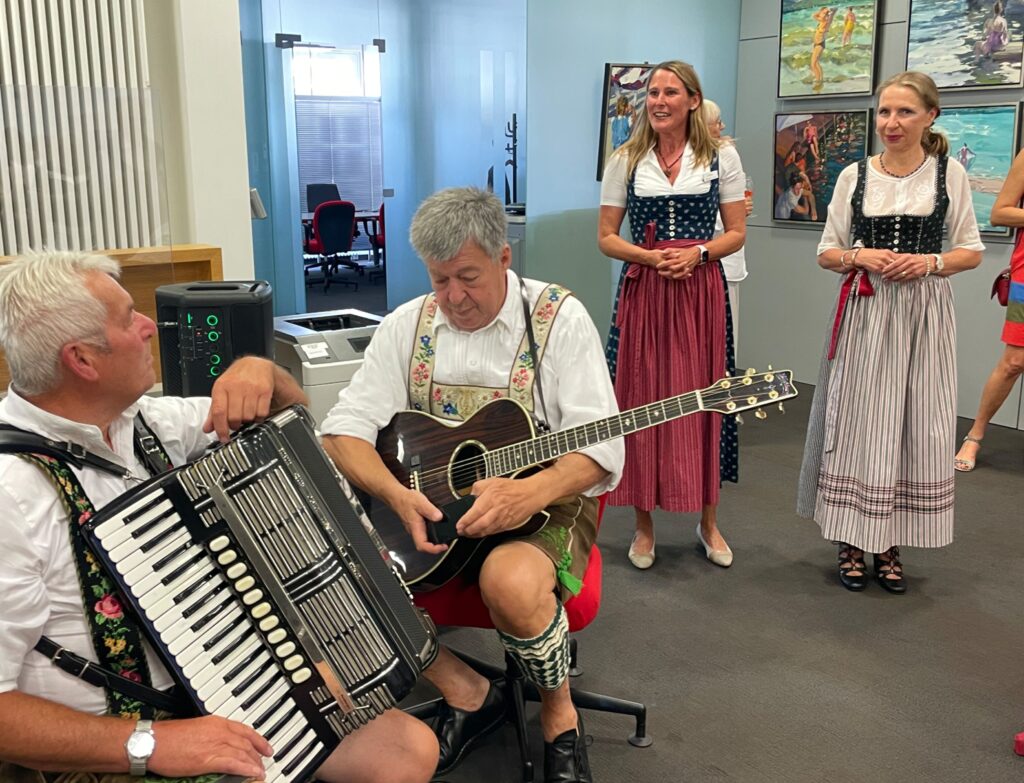 Iris Ihßen und Ekaterina Zacharova eröffnen die Vernissage Wasserkraft mit musikalischer Begleitung. Foto: IW