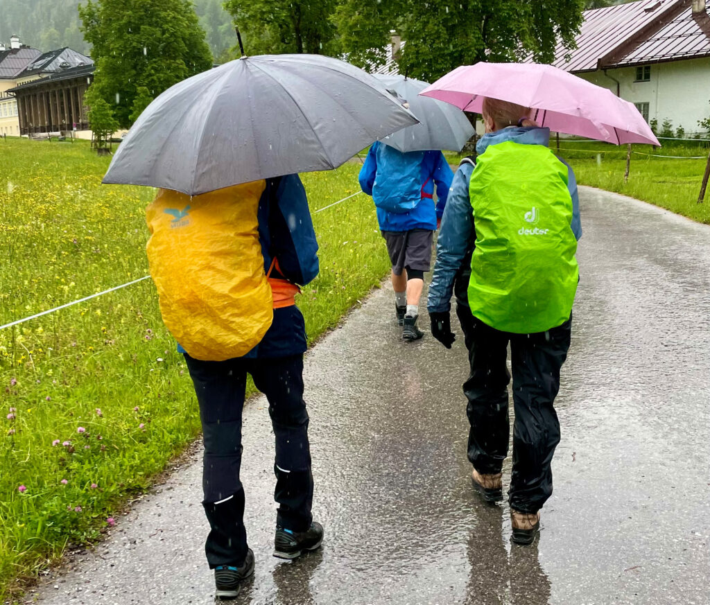 Trotzen dem Regen - die Gäste von Toni Wackersbergers Führung