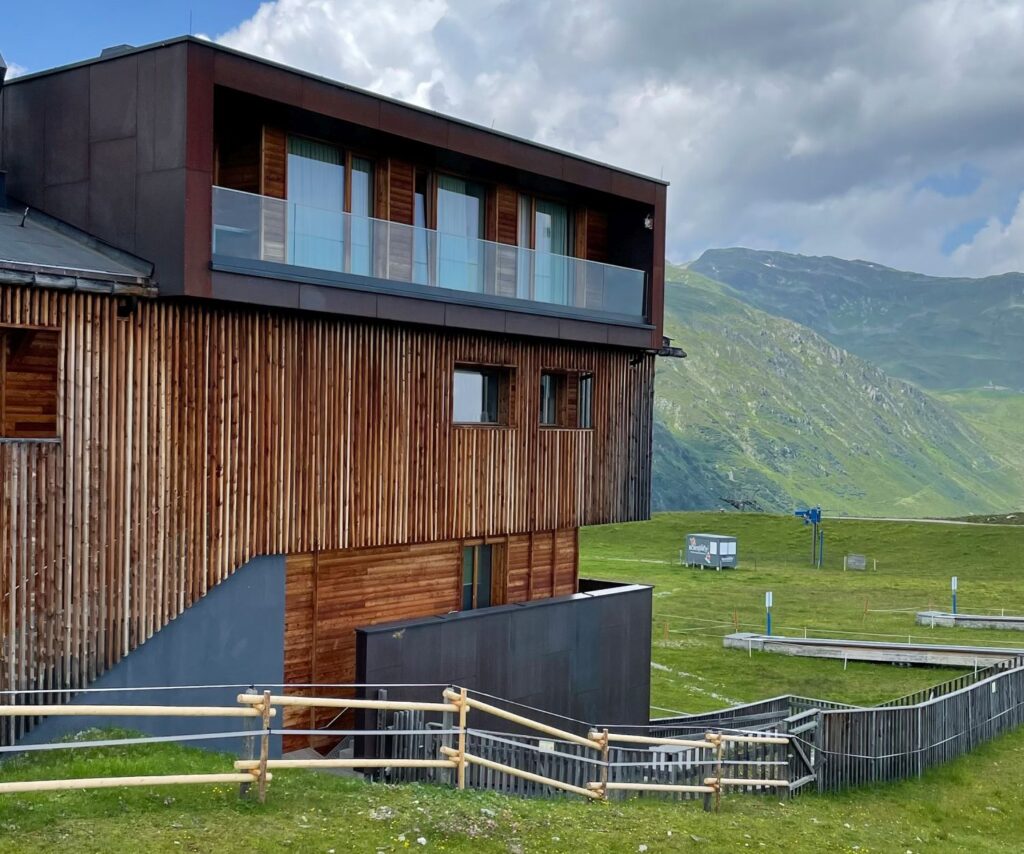 Moderne Architektur auch beim Anbau an die Granatalm der Familie Brindlinger