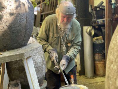 Prof. Richard Agreiter gießt