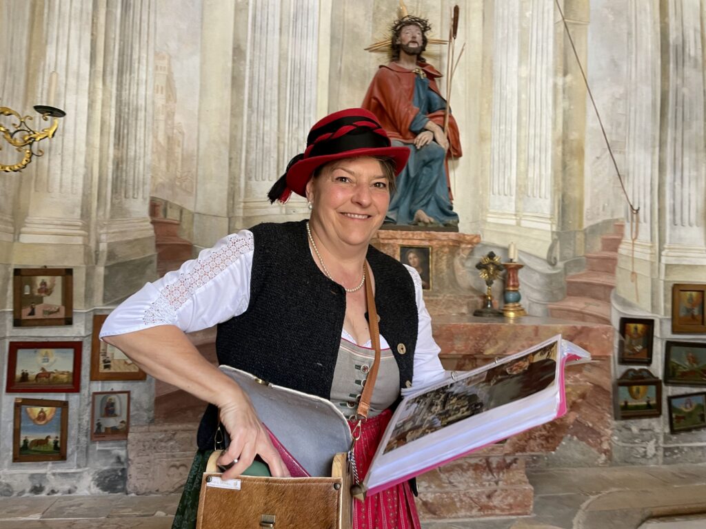 Heimatführerin Elisabeth Schönleben freut sich, dass die Totenkeuchel besichtigt werden kann