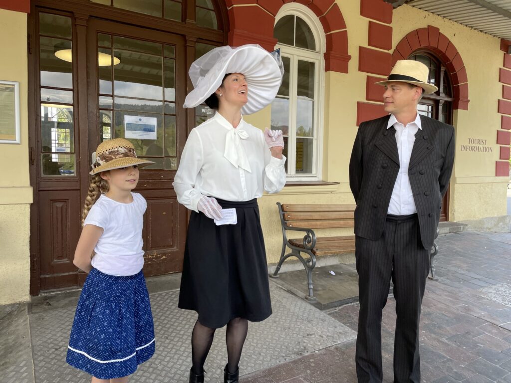 Sommerfrischler treffen am Gmunder Bahnhof ein