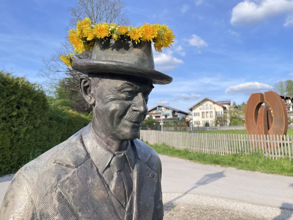 Die Ortsführung zu 950 Jahre Gmund endet bei der Thomas-Mann-Skulptur an der Mangfall