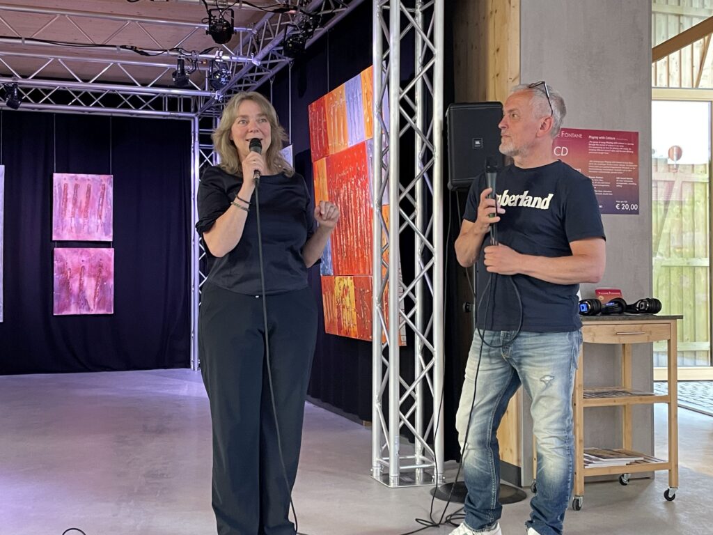 Galeristin Yvonne Fontane und Künstler Jürgen Welker im Gespräch bei der Einzelausstellung in Sindelsdorf