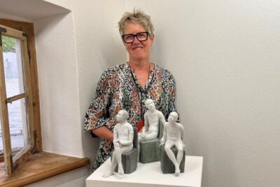 Andrea Keinert mit ihren Tonfiguren