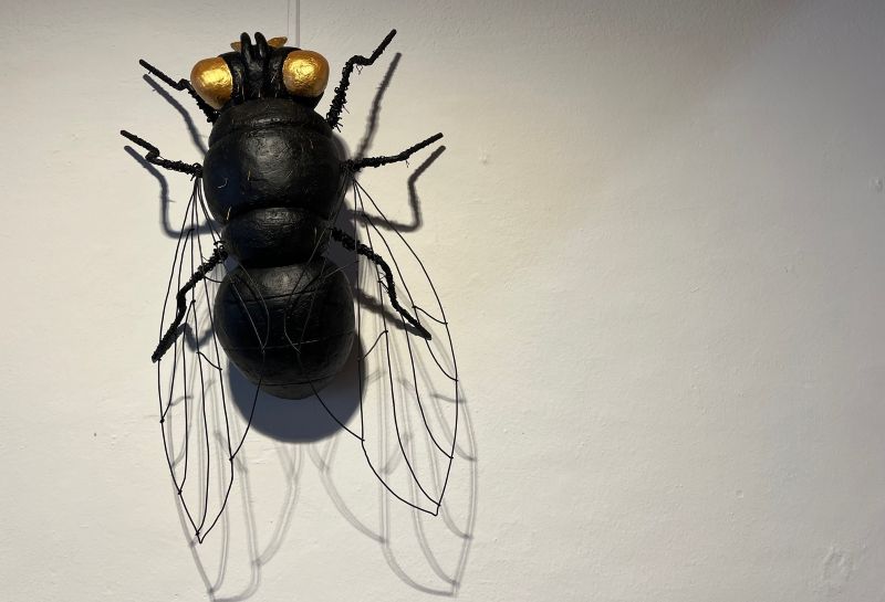 Die Fliege von Schamott-Künstlerin Andrea Keinert