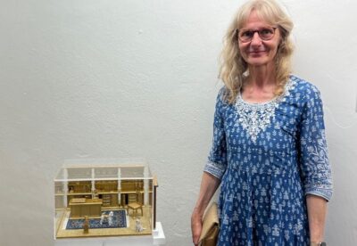 Helga Pelizäus mit einem ihrer Kästen aus der Serie "Hund in der Gesellschaft"