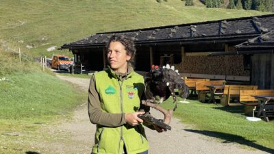Auf der Königsalm: Iris Löbel von der Gebietsbetreuung Mangfallgebirge informiert über den Naturschutzaspekt des Schwendens