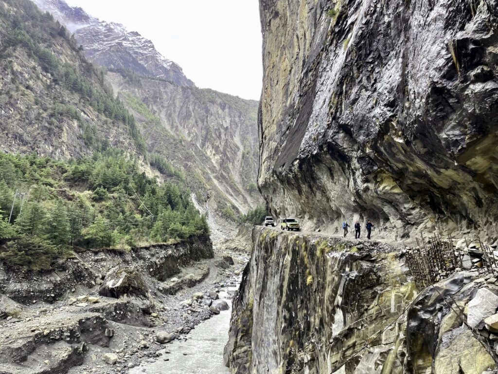 Abenteuerliche Wege für Jeeps, Trekker und Tiere