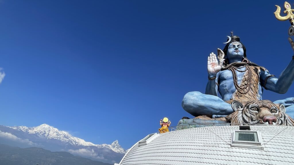 Die 15 Meter hohe Shiva-Statue, die größte Nepals, thront auf einem Berg über Pokhara und dem Fewo-See