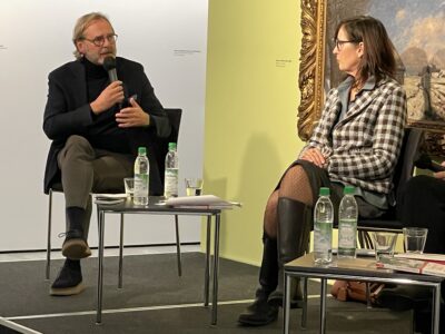 Tegernseer Gespräche: Galerist Michel Beck, Vorstandsvorsitzender der Olaf Gulbransson Gesellschaft und engagiert sich für die Vermittlung des künstlerischen Erbes von Gulbransson, und Dr. Andrea Bambi, Provenienzforscherin der staatlichen Museumsagentur Bayern und spezialisiert auf die Herkunft von Kunstwerken und NS-Raubkunst.