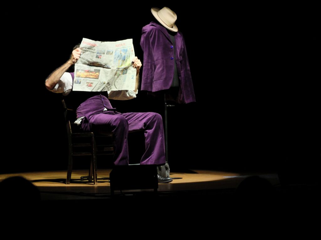 Herr Haußmann liest Zeitung - Helmfried von Lüttichau Soloprogramm "Weil's raus muss..." 