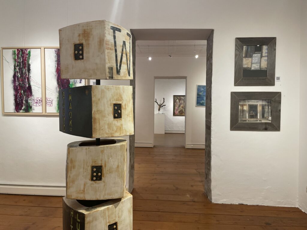 Von Raum zu Raum entfaltet sich die Ausstellung Achensee trifft Tegernsee