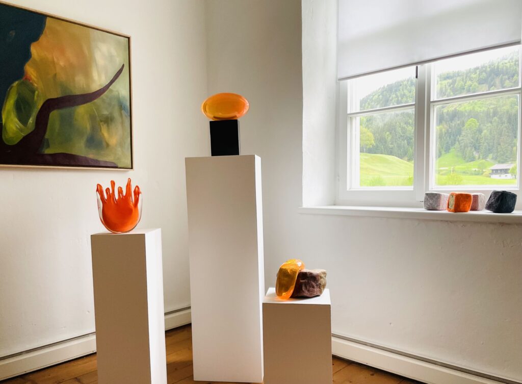 Farbe als roter Faden: Orange dominiert bei diesen Werken von Andre Lelov (Malerei), Ursula Maren Fitz (Kristallglas) und Pia von Miller (Installation) v.l.