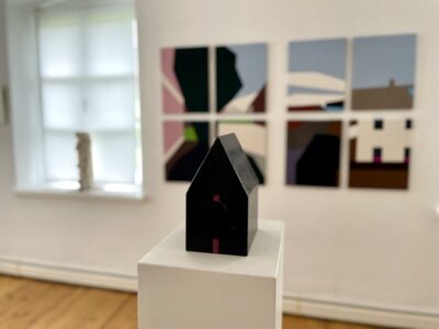 Das „Kleine Haus“ von Wolfram Maria Felder vor „Splitter 2,3“ von Michael Schrattenthaler
