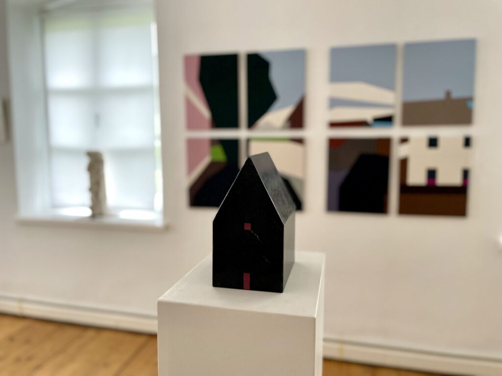 Das „Kleine Haus“ von Wolfram Maria Felder vor „Splitter 2,3“ von Michael Schrattenthaler